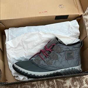Sorel Women’s Quilted Gray Out And About Plus Boots, size 9, NIB